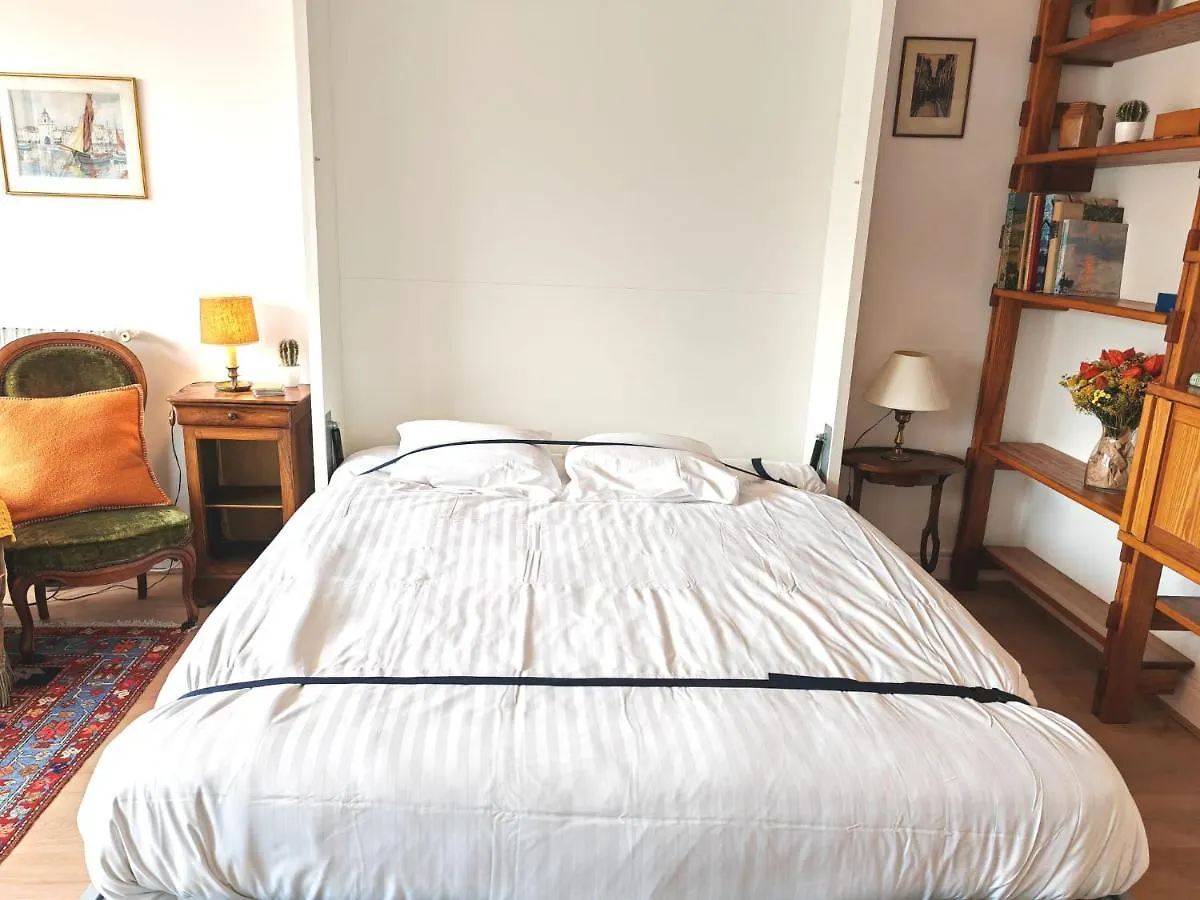 Appartement Avec Balcon Et Parking A Paris Alesia 0*,  France