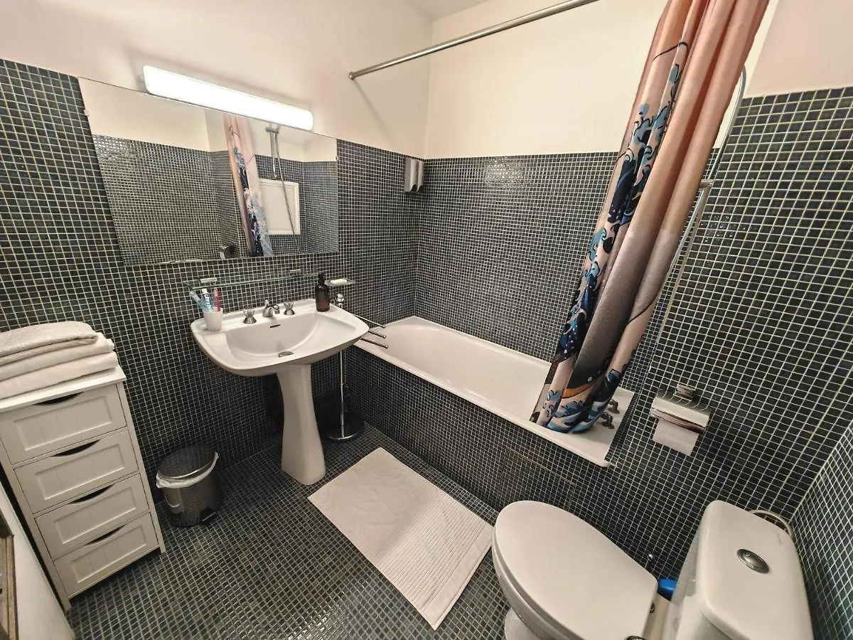 Appartement Avec Balcon Et Parking A Paris Alesia France