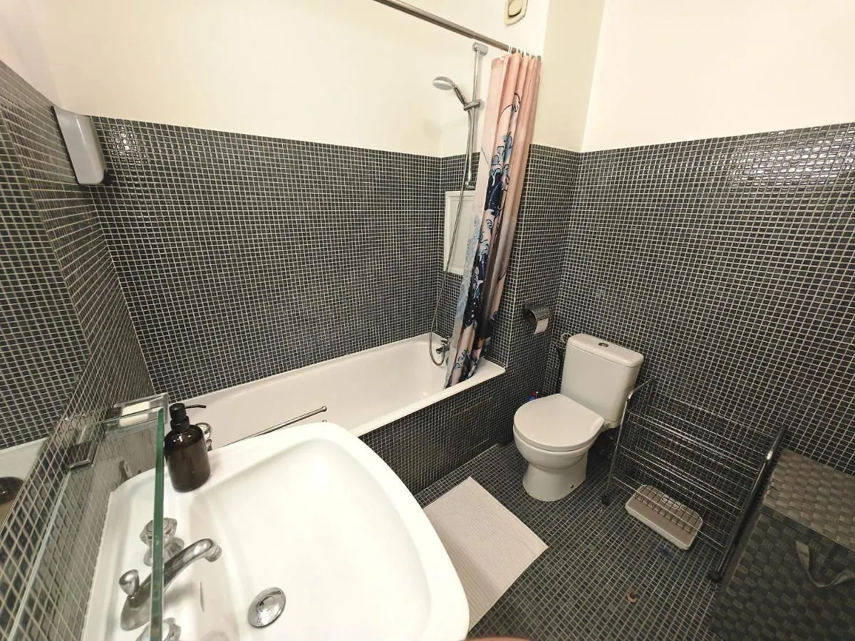 Appartement Avec Balcon Et Parking A Paris Alesia 0*,  France